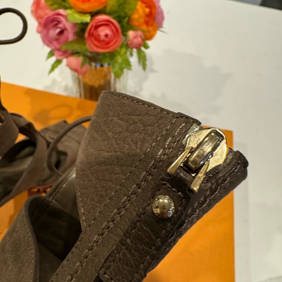 New & Authentic Louis Vuitton Leather Gladiator sandals - Picture 12 of 14